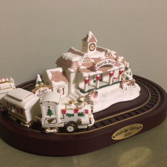 Avon 2002 Christmas motorized train - Picture 2 of 2
